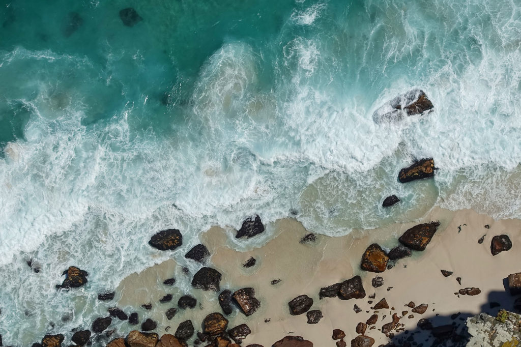 Un sacco di storie riposano sul fondale di questo oceano senza pietà, nella punta dell'Africa. Storie di tempeste, onde violente, marinai scomparsi, navi fantasma.<br><br>Il peso della sua storia è in ogni raffica di vento.<br> <br>---Città del Capo, Sud Africa, 2018