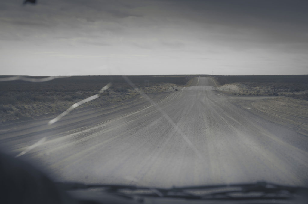 "Vedi questa polvere? Ogni singolo giorno le guardiamo attraverso, la odoriamo, la respiriamo, la mangiamo, la odiamo.<br>Ma quando andiamo da qualche altra parte... ci manca."<br><br>---Puerto Madryn, Argentina, 2016
