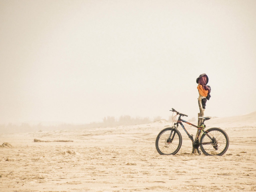 Come ogni posto degno di essere chiamato "speciale", non saprei identificare su una mappa questa nebbiosa distesa di sabbia circondata da una savana.<br><br>Mi chiedo se il proprietario di questa bici ci sia arrivato così a caso come me.<br><br>---St. Lucia, Sudafrica, 2018