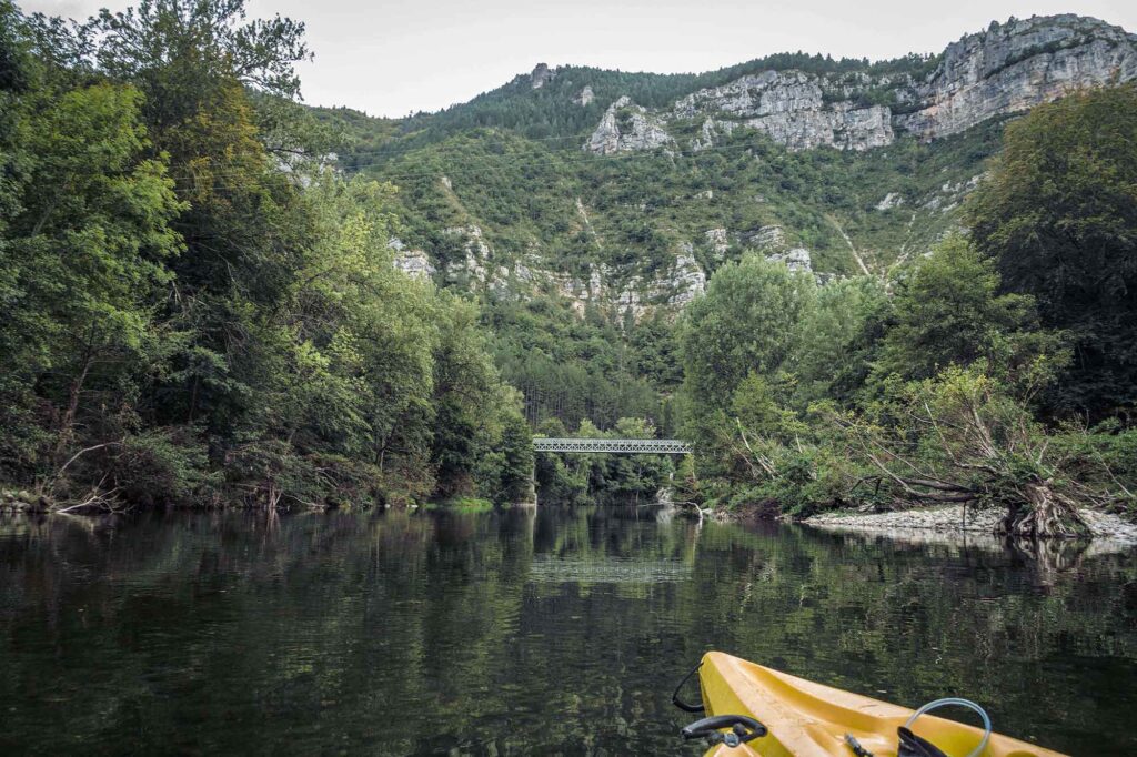 Día 1<br><br>Amanece nubladito. <br><br>Arrancamos desde Quézac a la tarde. En esta parte el caudal del río es bajo, y casi que pasamos más tiempo empujando los kayaks entre las piedras que remando. <br><br>Distancia recorrida al final del día? Mucho menos de la esperada. <br>Nivel de cansancio? Mucho más del esperado.