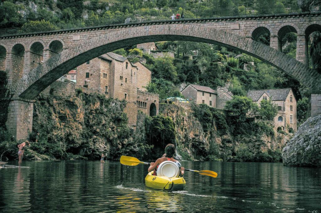Día 2<br><br>Y de repente… enormes muros verdes aparecen ante nosotras. Cae agua por todos lados, huele a verde, a húmedo, a musgo… huele a vida. <br><br>Y allá arriba esas casitas, inmóviles. Como si hubieran estado ahí desde siempre.