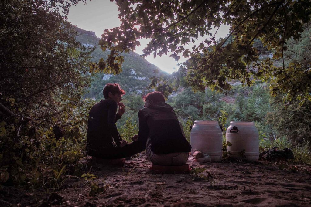 Día 2<br><br>Ese confort de haber encontrado un reparito que por una noche podrá llamarse "casa", de ponerse ropa seca y calentita, y cenar con un poco de pan casero y queso comprados por el camino mientras el sol se despide con este espectáculo de cielo rosado.