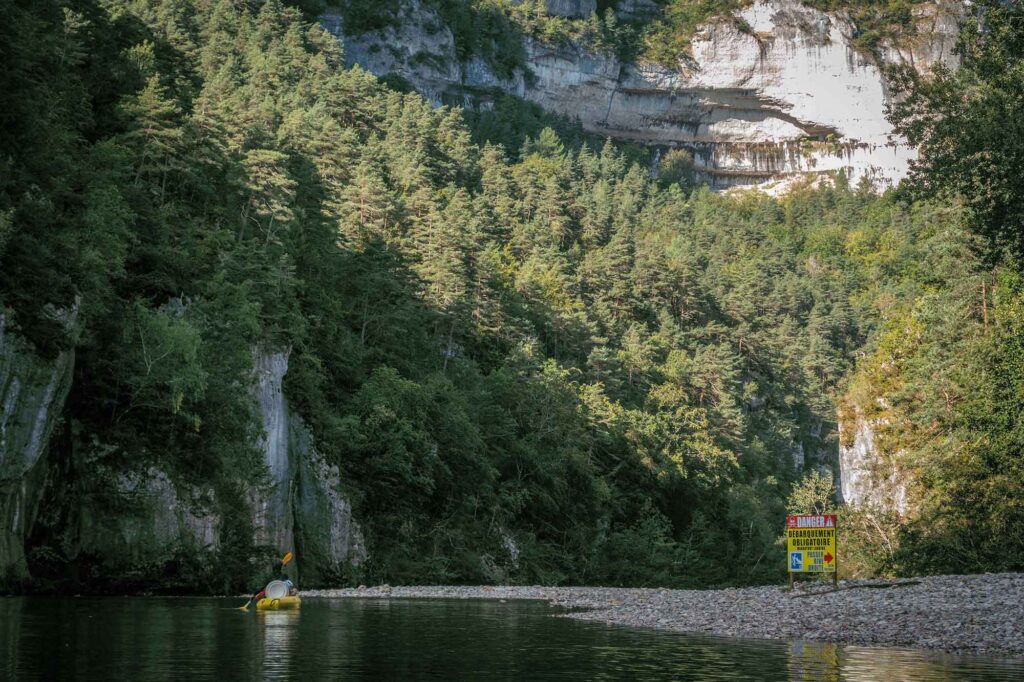 Día 3<br><br>La sorpresa del día es llegar a los "détroits", la parte más hermosa e incontaminada de este cañón. <br><br>El Tarn se vuelve un poco más salvaje, nos rodea un bosque más denso y aparecen los primeros rápidos. La corriente aumenta.