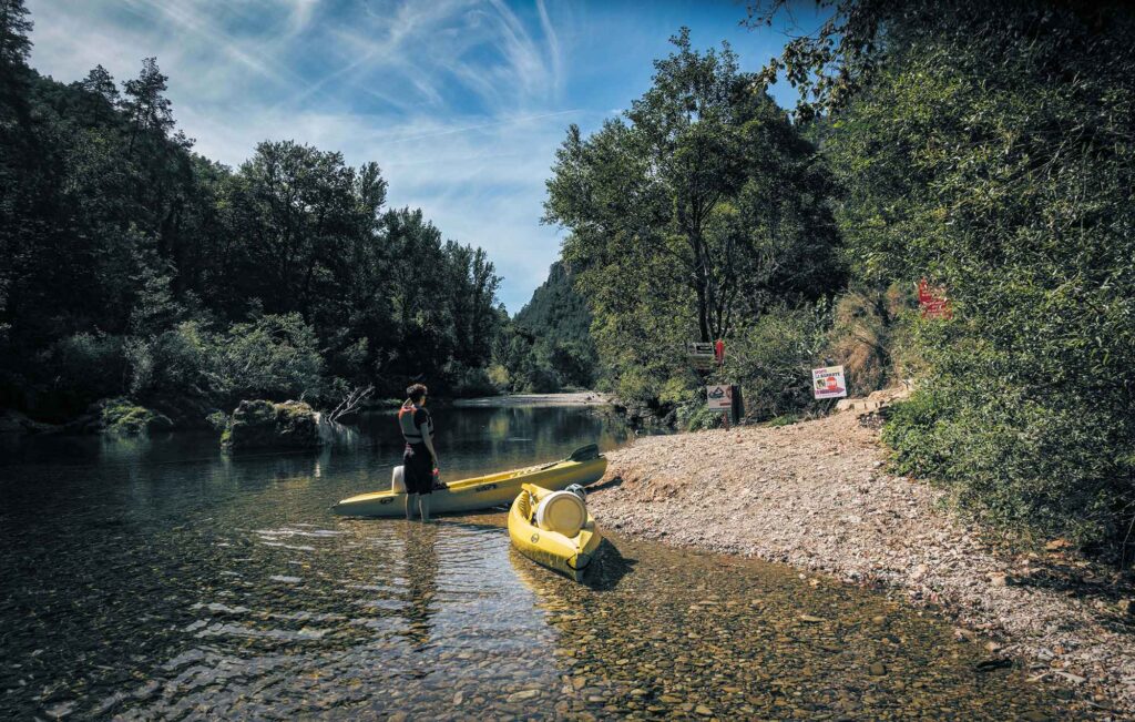 Day 3<br><br>Learned many tricks to deal with the rapids so far, but won’t be of any help here.<br>Pas de Soucy is a 1km stretch of Tarn too dangerous to cross: giant rocks have fallen in, about a century ago, making it narrow and angry.<br><br>Gotta get out and move the canoes forward.