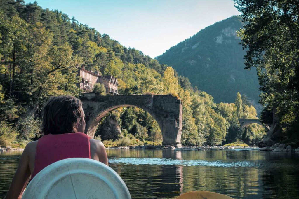 Día 3<br><br>El Tarn se vuelve mucho más navegable y el paisaje más urbanizado. Con la soledad que disfrutamos esta mañana ahora nos cuesta compartir el río con más personas.<br><br> Nos vamos acercando a lugares que resultan familiares; este puente roto está a pocos kilómetros de casa.