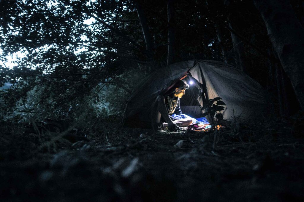 Día 3<br><br>Pasamos de largo por casa resistendo la tentación de parar por una ducha calentita, una cama mullida y una cena cargada.<br><br> La tentación desaparece completamente reemplazada por la calidez que sólo puede ofrecer un refugio armado en medio del bosque.