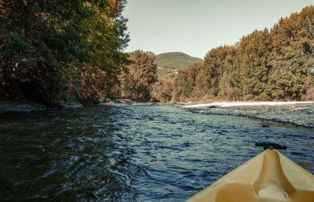 Día 4<br><br>La corriente ahora es más fuerte y finalmente podemos relajarnos un poco y dejar que el río nos lleve.<br> Sólo hay que prestar atención a esquivar las piedras. <br><br>Es domingo a la mañana y el aire huele a asado, a humo, en fin… a lo que siempre debería oler el aire un domingo a la mañana. 