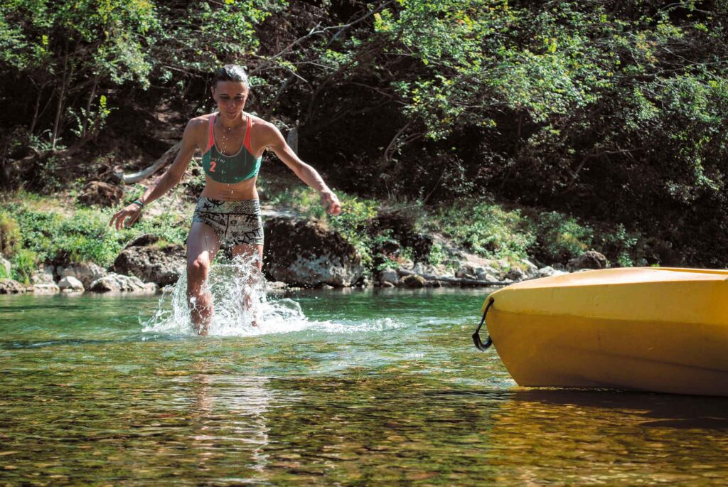 Day 4<br><br>Closed, unexpected encounter with a tree full of worms; therefore, swimming time.<br><br>Getting closer and closer to Millau city. Hotter and hotter outside. <br>For once we don’t mind the cold water of the Tarn.