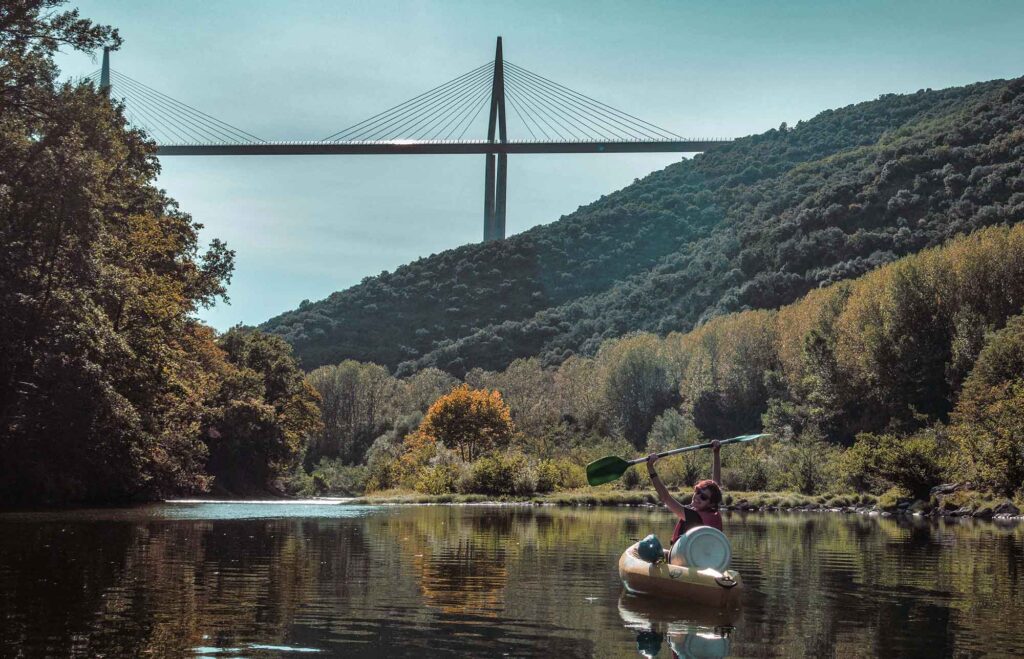 Día 4 <br><br> Sobrevivimos a la ciudad, a las rampas, los diques, el calor y la adrenalina. <br><br>Hace tres horas nos apareció delante el viaducto de Millau, nuestra meta. Ahora este gigante ya parece a la vueltita… Guaaaaauuu!!! El destino final se acerca. 
