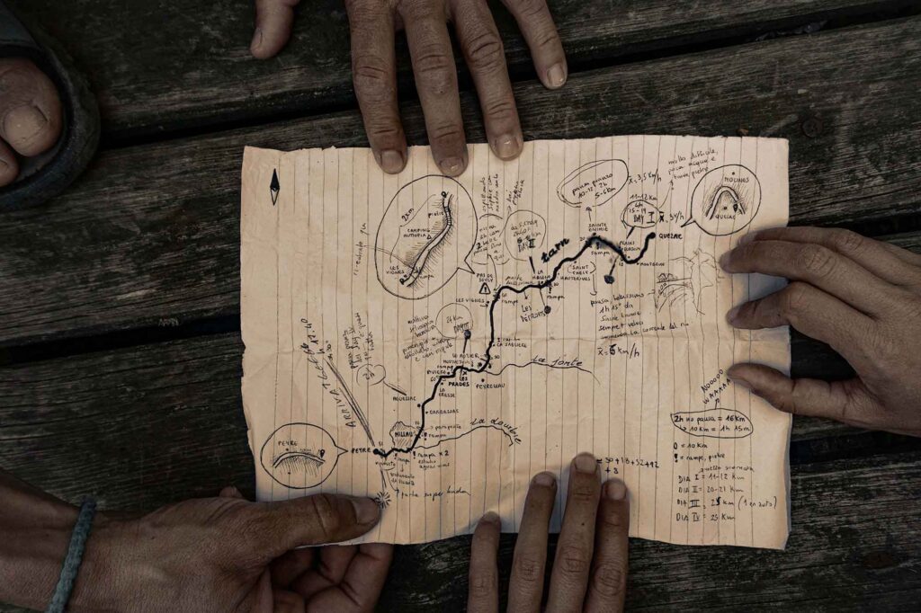 Final<br><br>Un mapa doblado, arrugado, mojado y lleno de huellas de desafíos y metas cumplidas.<br>Las manos con cortes, heridas, ampollas e historias para contar.<br><br>4 días, 80 kilómetros, dos kayaks, una carpa y tanta felicidad.  